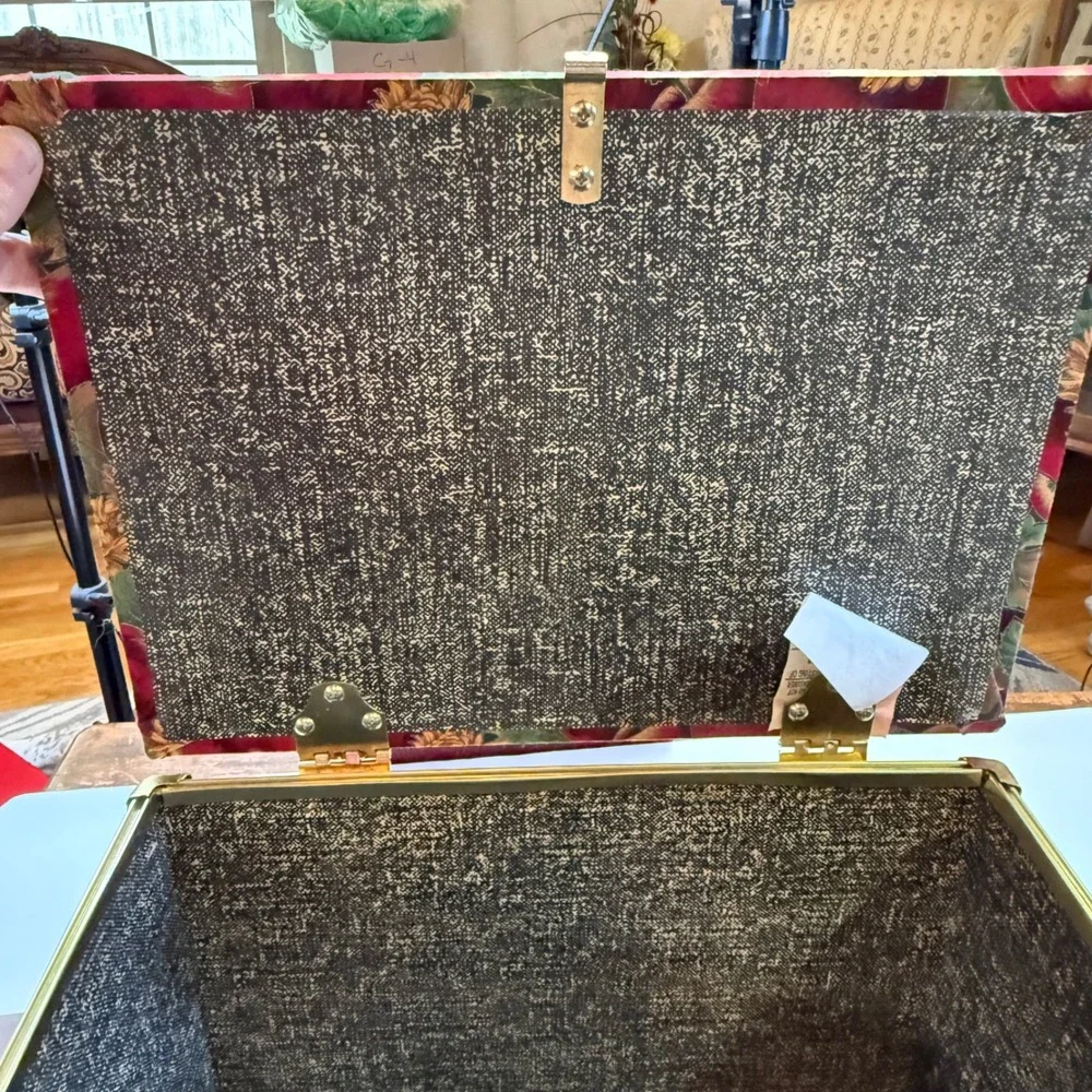 Vintage Style Apple Floral Storage Trunk Padded Ottoman Gold Trim Small Chest